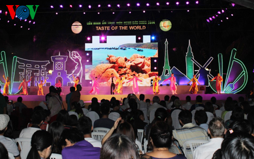 นักท่องเที่ยวกว่า 2 แสนคนเข้าร่วมงานมหกรรม “อาหารอร่อยจากประเทศต่างๆ” ปี 2014